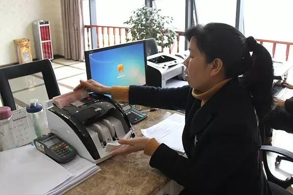 易先会多年来在出纳岗位工作的历练,养成了十分细心的习惯